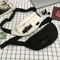 Marsupio in tela stile workwear in set bianco e nero con cinturino a fibbia - Bianco (Senza Ciondolo)