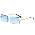 Occhiali da sole rettangolari senza montatura con lenti sfumate blu chiaro e oro - Montatura Oro Lenti Blu Sfumato Chiaro C9