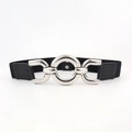 Schwarzer elastischer Taillengürtel mit großer silberner Ringschnalle und Lederdetails - 65cm / Schwarz Silber