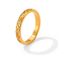 Anello classico in acciaio inossidabile dorato con motivi trapuntati e zirconi lucenti - US 10 / Oro