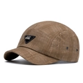 Retro dunkelbraune Fünf-Panel-Baseballkappe mit Metalldreieck-Logo und Baumwolltextur - Kaffeebraun