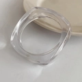 Vue détaillée du bracelet jonc carré en résine transparente au design minimaliste chic - Transparent