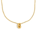 Collar de acero inoxidable bañado en oro de 18K con un colgante hueco de la letra G - Letra G / Dorado