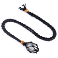 Dettaglio della collana in corda intrecciata a mano con cristallo e perline in legno - Cristallo di rocca