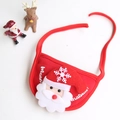 Dettaglio della bavaglia natalizia rossa e bianca per animali con ricamo Merry Christmas - Bavaglino rosso con Babbo Natale / Per animali fino a 7,5 kg