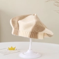 Detalle del tejido de la boina de bebé crema con diseño de bloques de color de moda - 8 meses-2 años / Beige