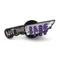 Mignonne épingle en émail en forme de couteau avec manche noir et texte violet - Couteau Not Your Babe
