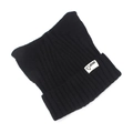 Détail du bonnet en maille noire avec oreilles de chat et étiquette tissée blanche - Taille unique / Noir