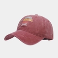 Gros plan d'une casquette de baseball bordeaux en coton lavé avec broderie de lettres - Réglable / Bordeaux