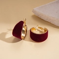 Detail van vintage C-vormige bordeauxrode geflockte oorbellen met gouden metalen rand - Zilveren oorbelpost - Rood