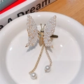 Detalle de pinza para el pelo de mariposa dorada con perlas blancas y borlas largas - Blanco perla