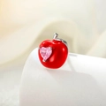 Pendiente de manzana roja con gema de corazón rosa sobre un soporte blanco - A519-2 Manzana con Circonita Corazón Rosa (Individual) / Rosa (Pieza única)