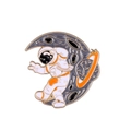 Broche émaillée astronaute sur croissant de lune avec anneaux planétaires dorés - Astronaute Embrassant un Anneau de Planète Orange (C2426-5)