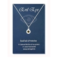 Détail du collier mauvais œil argenté avec pendentif blanc sur carte de présentation - Couleur Acier Perle Blanche (Œil Or)