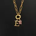 Halskette aus 14K vergoldetem Edelstahl mit Buchstabe E und rosa Stein Anhänger für Frauen - Buchstabe E