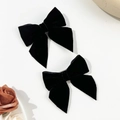 Detalle de elegantes pinzas para el pelo con lazo de terciopelo negro y estilo vintage - Negro
