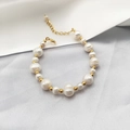 Bracelet en perles d'eau douce baroques avec perles dorées et fermoir mousqueton sur soie - Bracelet en perles d'eau douce fileté