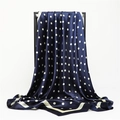 Pañuelo de seda azul con lunares blancos y borde blanco en soporte de exhibición - Azul Marino (FT150-4) / 90x90cm