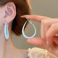 Dettaglio laterale di orecchini azzurri a forma di U indossati con luce morbida - Cerchio Opaco a Forma di U Blu Chiaro (22#) / Blu