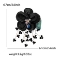 Eleganter schwarzer Spitzenblumen-Brosche mit Kristallmitte und Perlenquasten, 6,7x6,1cm - Schwarz