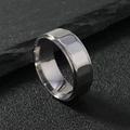 Anillo moderno de 8mm en acero inoxidable con diseño geométrico sobre fondo de piedra oscura - US 9 / Color Acero