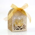 Detail des lasergeschnittenen Herzmusters auf goldener Glitzer-Hochzeits-Geschenkbox - Glitzer Roségold