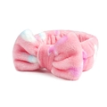 Detailopname van de roze koraalfleece haarband met zachte pluche textuur en stippen - Roze Aardbei