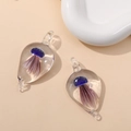 Dettaglio di pendenti in vetro a goccia con decorazioni di meduse blu e viola - Blu scuro