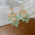Detalle de pendientes vintage de hoja de ginkgo con gotas verde menta y borlas - Verde