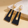Dettaglio di orecchini a trapezio geometrico con resina nera glitter e perle - Perno in argento-Nero / Nero