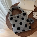 Detailansicht der flauschigen Mini-Tasche mit Polka-Dots und weicher Plüschtextur - Grau mit schwarzen Punkten
