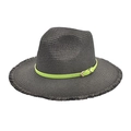 Détail d'un chapeau de paille noir avec ruban vert néon, boucle dorée et bords effilochés - M (56-58cm) / Noir