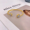 Bracciale rigido aperto dorato minimalista con dischi di cristallo e finitura lusso - Oro