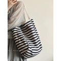Borsa tote in tela a righe blu e bianche con manici in corda spessa sulla spalla - Blu