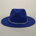 Détail d'un chapeau fedora bleu royal en laine avec une chaîne en métal argenté élégante - M (56-58cm) / Bleu