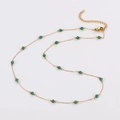 Dettaglio della collana a catena dorata con perle verdi sfaccettate e chiusura a moschettone - Collana / Verde