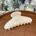 Primer plano de pinza de pelo de acetato blanco perla con letras doradas en madera - Blanco Perla Sirena - Cabeza Redonda 8 Dientes