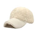 Detalle de gorra de béisbol de felpa crema con contraste entre forro polar y visera lisa - M (56-58cm) / Blanco