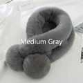 Sciarpa spessa in ecopelliccia grigio medio con doppi pompon e design a incrocio - Doppio Strato Ispessito / Grigio