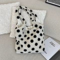 Détail du sac cabas en peluche à pois blancs montrant la texture et le bouton pression - Pois sur fond blanc