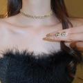 Primo piano di collana in zircone dorato di lusso e orecchini a perno sulla modella - Collana N. 4 - Color Champagne - Rotonda (set Da 2 Pezzi)