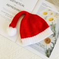 Bonnet de Noël rouge avec pompon blanc pour poupée de 20cm, style tricot festif - Pour poupée de 20cm / Bonnet de Noël rouge avec boule blanche