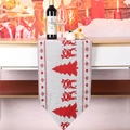 Détail du chemin de table de Noël tricoté avec motif de renne dans un décor festif - Arbre et Renne Rouge Gris