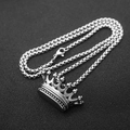 Dettaglio di un ciondolo a corona in argento con catena intrecciata in stile punk - Stile A Argento / Catena Box da 60 cm