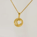 Collana in acciaio inossidabile placcato oro 18K con ciondolo tondo inciso lettera C - Lettera C