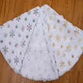 Tapis de sapin de Noël en fausse fourrure blanche avec flocons arc-en-ciel et or - Coloré / 78cm