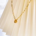 Macro della collana a graffetta placcata oro 18K con gemma gialla a goccia d'acqua - Oro-Zirconia Gialla Goccia