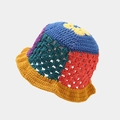 Chapeau bob au crochet fait main coloré avec motif tournesol et bord ondulé - M (56-58cm) / Bleu + Bord Jaune