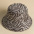 Cappello da pescatore in peluche zebrato marrone e beige per l'inverno in finta pelliccia - M (56-58cm) / Cachi