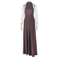 Detail van een slank gesneden chocoladebruine halter maxi-jurk met A-lijn gebreide rok - S / Donkerbruin
